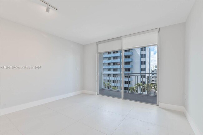 Building Photo - 1665 Bay Rd