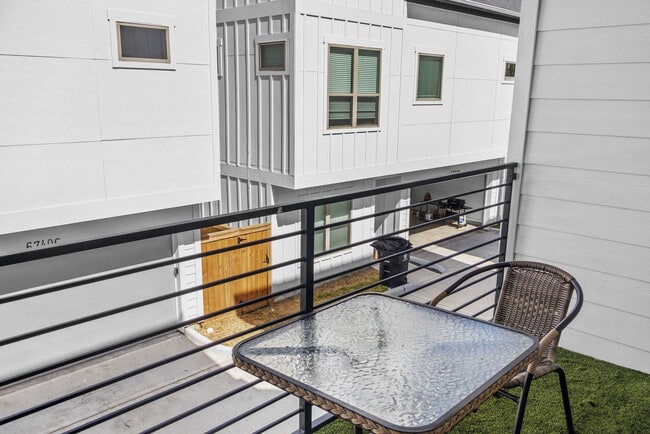 Building Photo - 6740 Peerless St