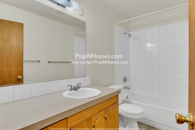 Building Photo - Charming Two Bedroom Unit in Mt Tabor!