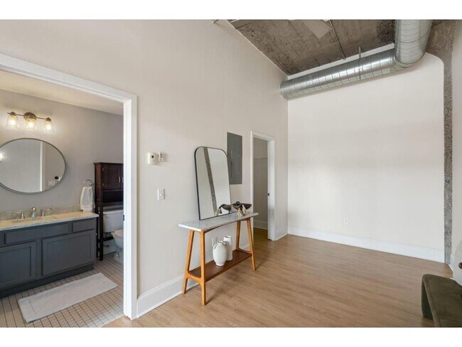 Building Photo - 521 S 7th St