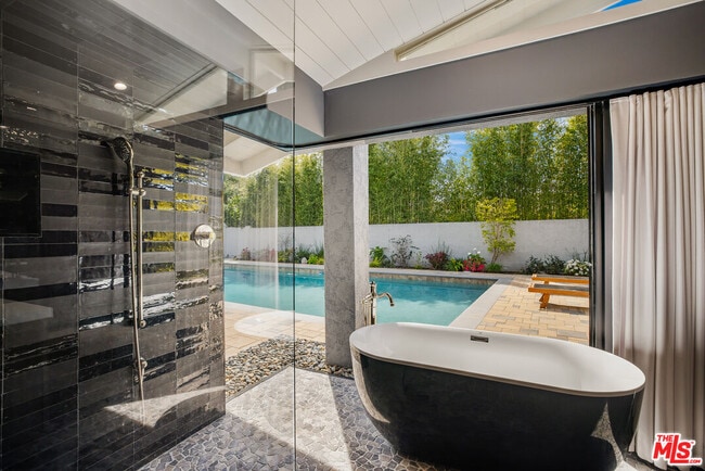 Building Photo - 8400 Mulholland Dr