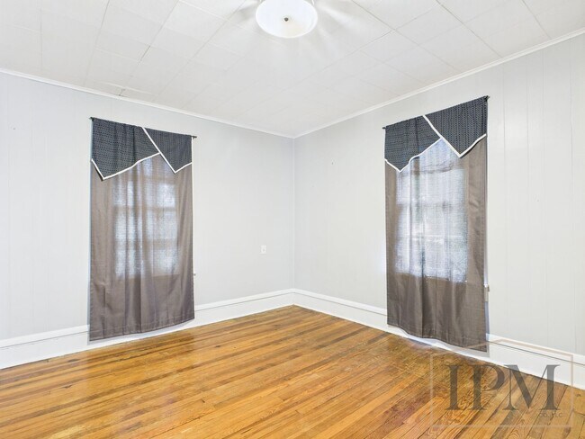Building Photo - Available Now Beautiful 4 Bedroom Home with Garage, Central Air & Large Yard in York City.