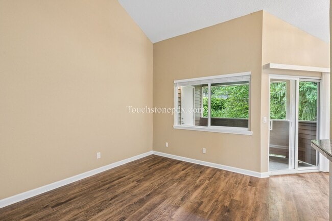 Building Photo - Light Filled Clackamas Condo with Covered Balcony and Community Amenities
