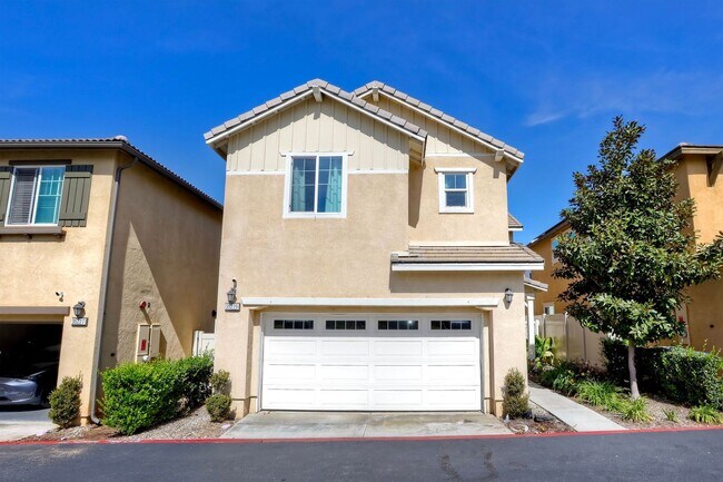 Building Photo - Fallbrook Two Weeks FREE Beautiful Horse Creek Ridge Spacious 3 Bed / 2.5 Bath Home with Solar