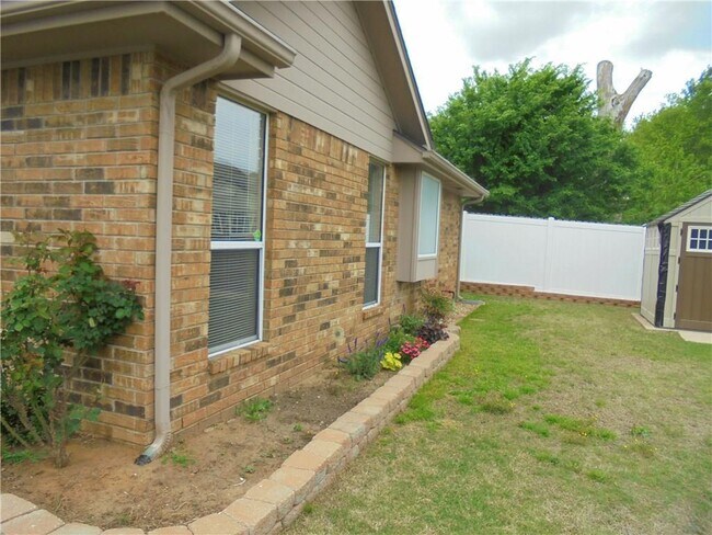 Building Photo - 1206 Windsor Pl