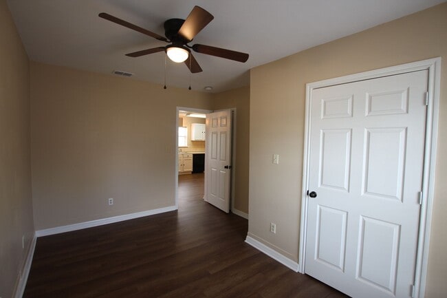 Building Photo - Remodeled 2 bedroom 1 bath rental in West ...