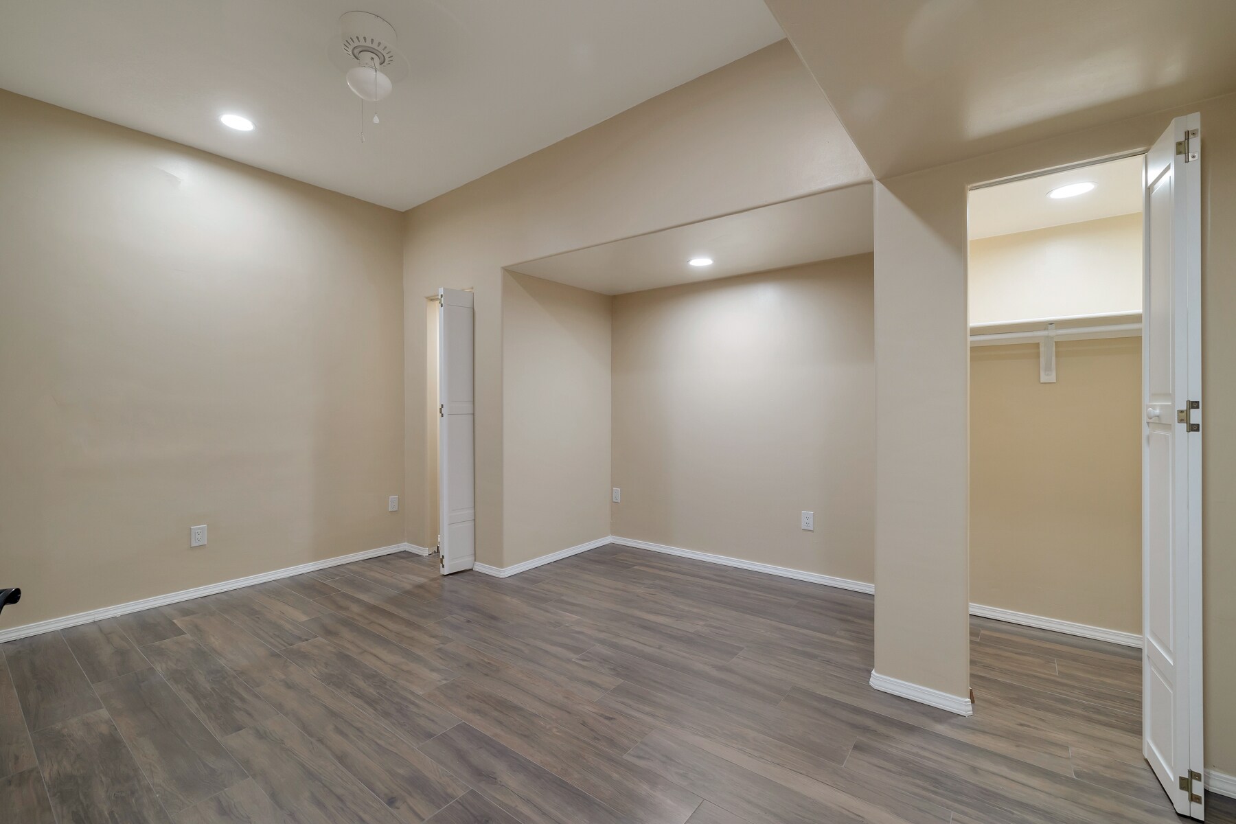 Building Photo - 5721 W Royal Palm Rd