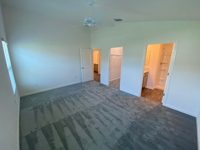 Building Photo - Newer, Beautiful, Spacious  ANNUAL 2 bed, ...