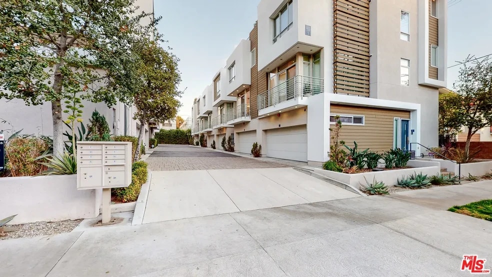 Building Photo - 1400 N Fuller Ave