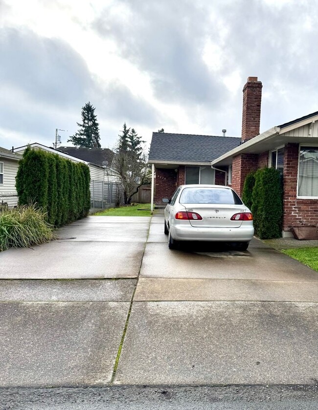 Building Photo - Large 2 Bed, 1 Bath Duplex Apartment with Parking