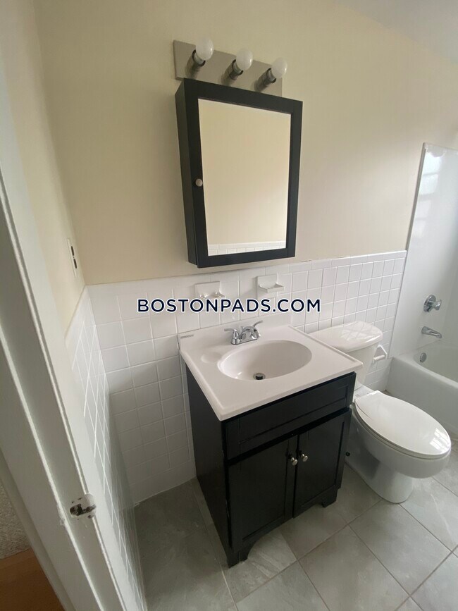 Building Photo - 7 Totman Dr