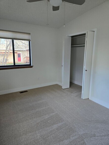 Building Photo - 443 Lincoln Cir