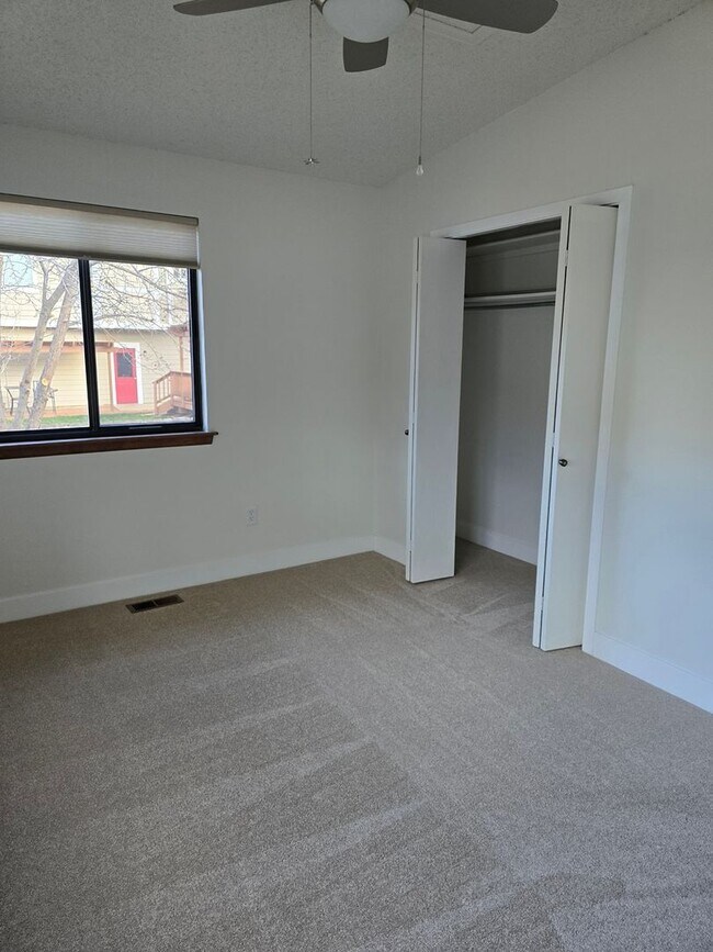 Building Photo - 443 Lincoln Cir