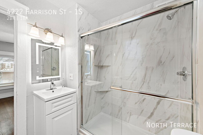 Building Photo - Renovated 1 Bedroom in Hyde Park, near Mid...