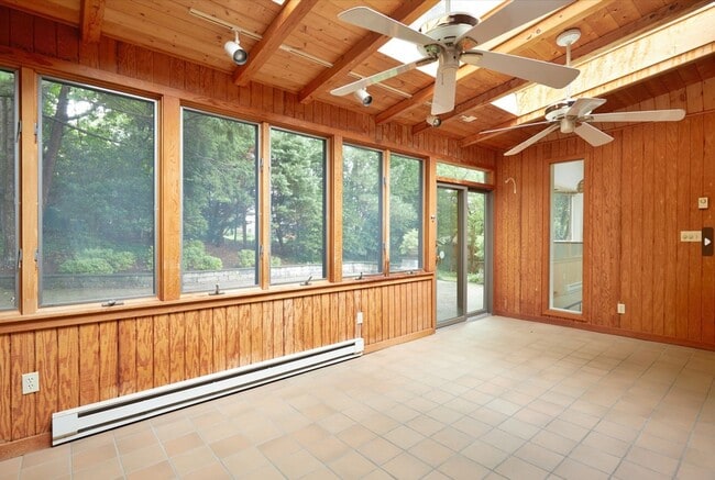 Building Photo - Sparkling and Spacious