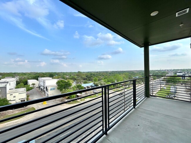 Building Photo - Beautiful and Spacious 1/BR 1/BA Home with...