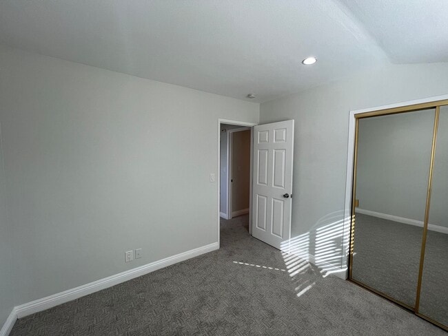 Building Photo - Thousand Oaks Living