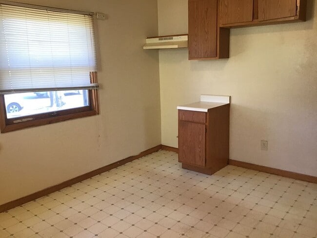 Building Photo - Comfortable 2 bedroom single family Home