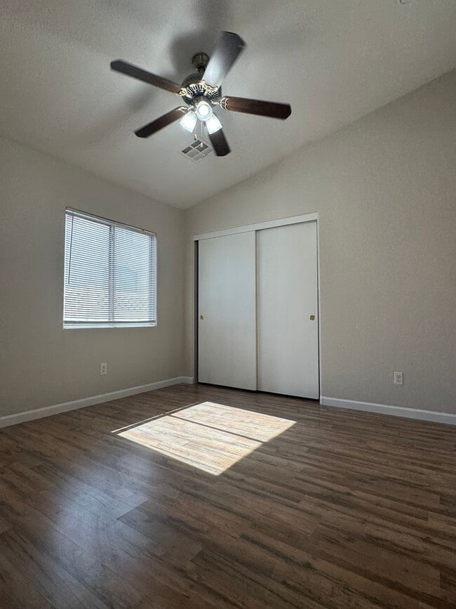 Building Photo - 1 story home, 3 bedrooms, 2 bathrooms, 2 c...