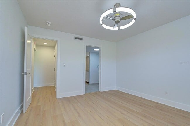 Building Photo - 200 Country Club Dr