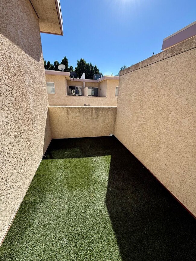 Building Photo - Updated 3-Bedroom Tri-Level Condo w/Bonus Room, Laundry & Garage in Prime Chatsworth!