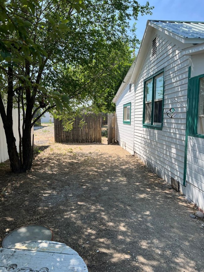 Building Photo - 2 Bed 1 Bath Newly Remodeled Home w/ Fence...