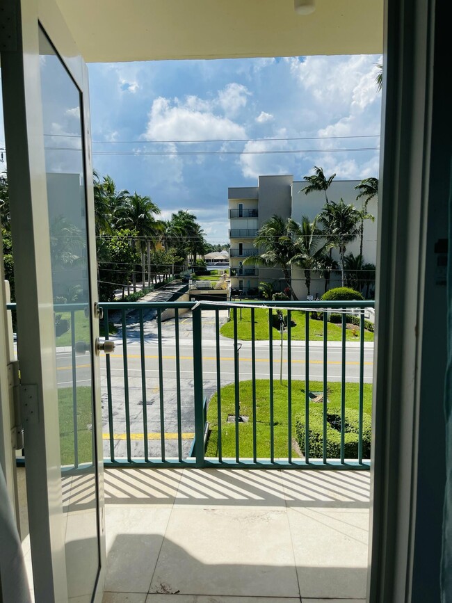 Building Photo - 1237 Hillsboro Mile