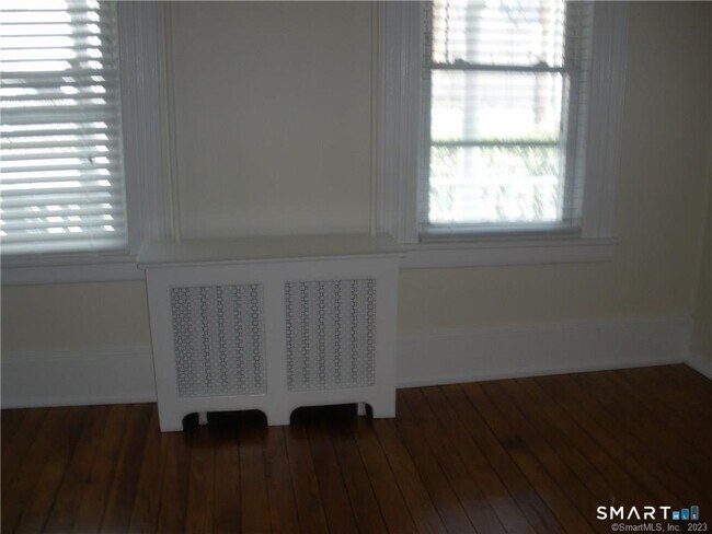 Building Photo - 803 Cove Rd