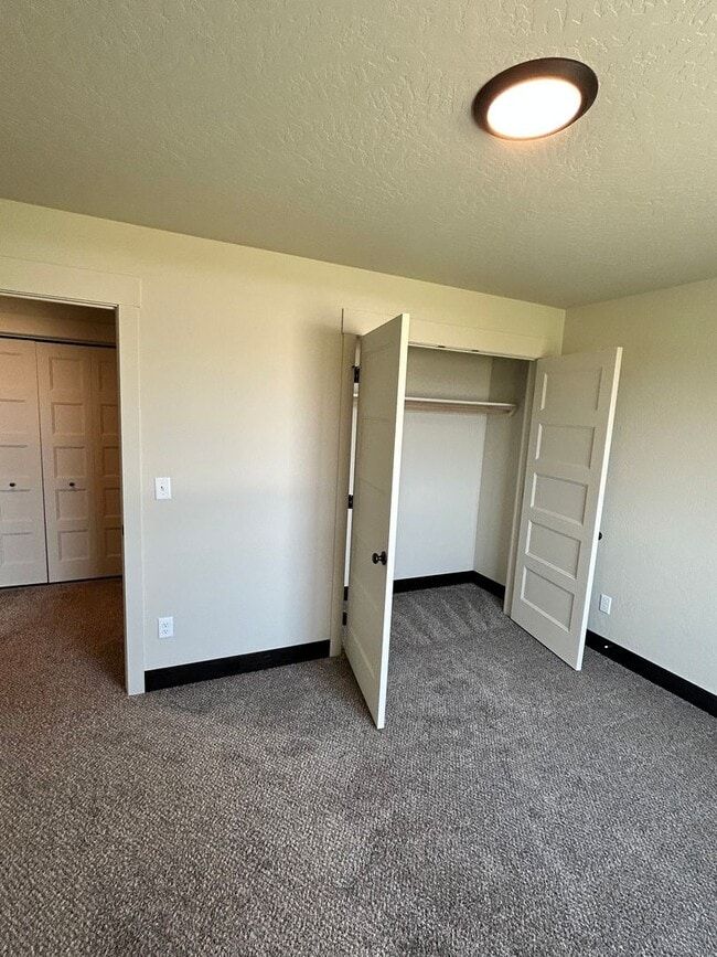 Building Photo - 3 Bed / 2.5 Bath Townhouse with Fenced Yard – Great Kalispell Location!
