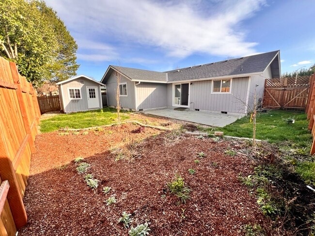 Building Photo - 3Bed 2Bath Single Level Avail. April 7th Move-In