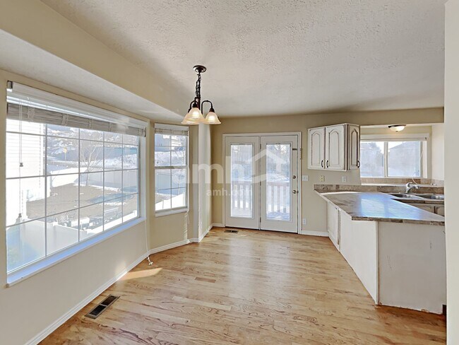 Building Photo - 1302 E 3125 N