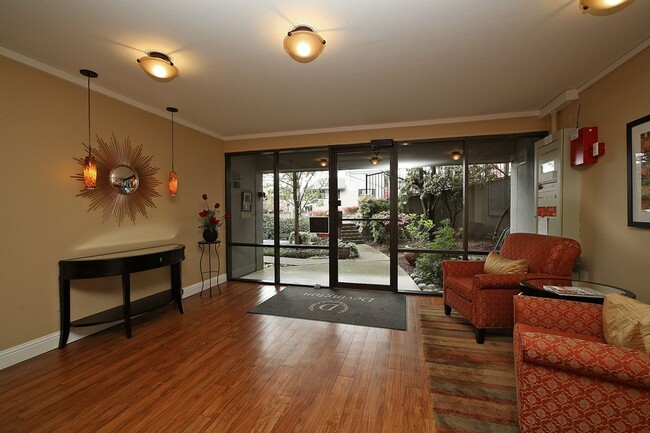 Building Photo - 2Bd/2Ba Mercer Island Condo