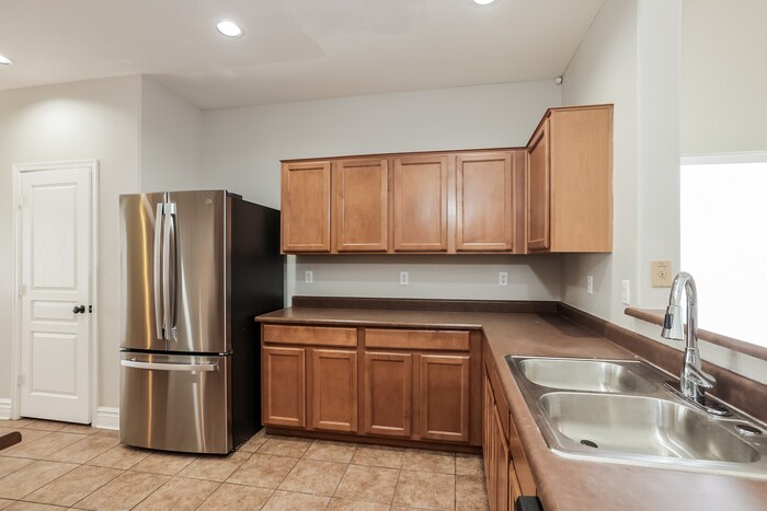 Building Photo - 41202 N Parker Ln