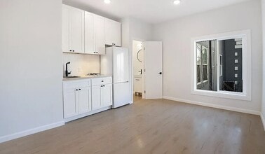 Building Photo - 1520 W 8th St Apartments