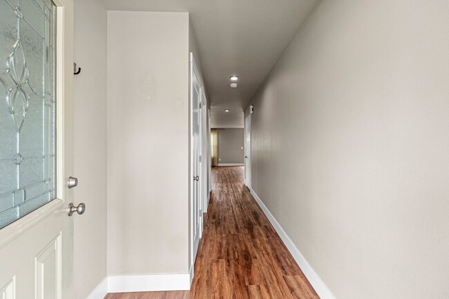 Building Photo - Modern 4-Bed Tacoma Home | Energy Efficien...