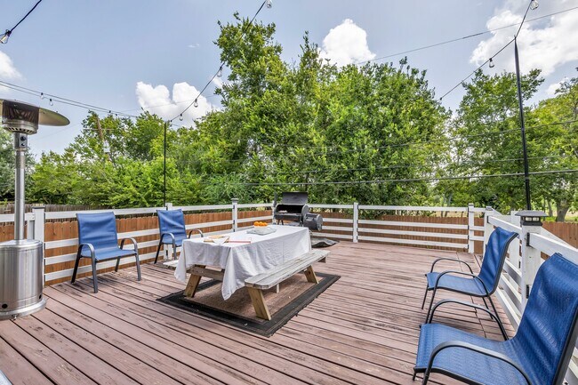 Building Photo - 10747 Dulcimer St