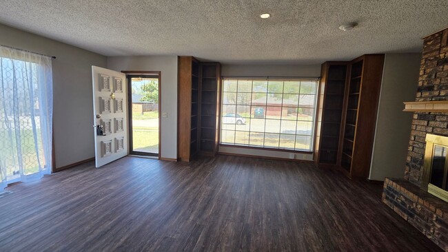 Building Photo - Wonderful 2 Bedroom Duplex in Bethany!  $1250 Per Month!