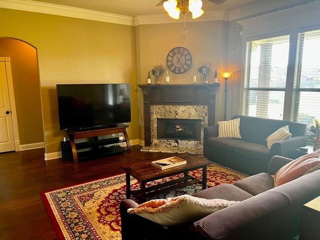 Building Photo - 459 Long Acre Dr