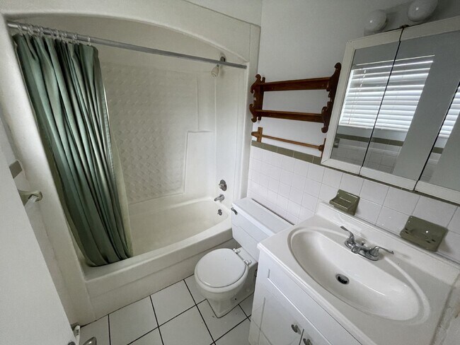 Building Photo - 2-bedroom, 2-bathroom Duplex available.