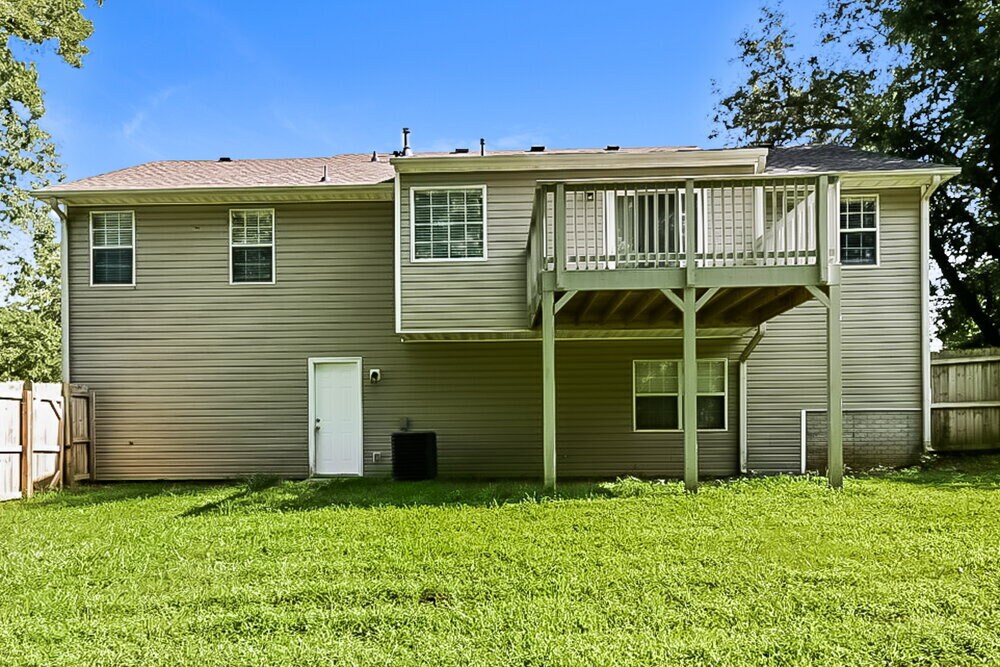 Building Photo - 221 Greenleaf Dr