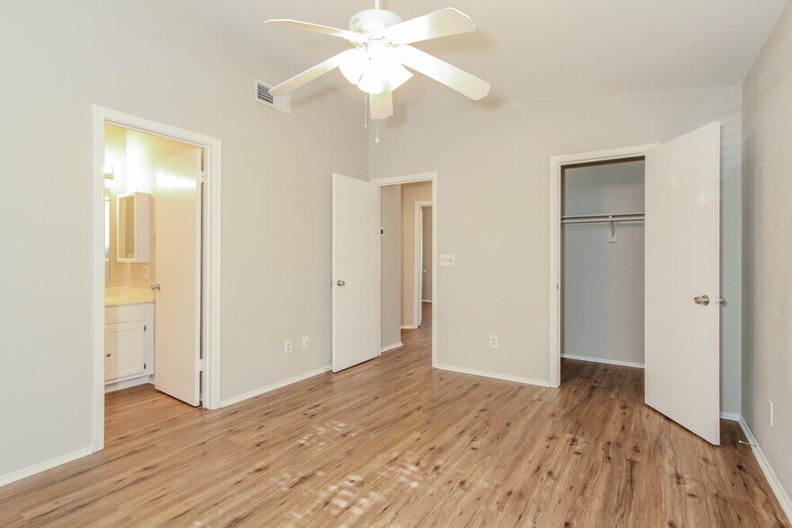 Building Photo - 1144 E Liberty Shores Dr