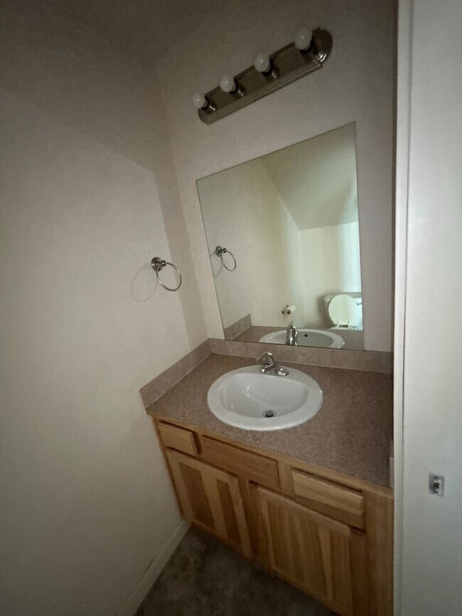 Building Photo - 2236 SW Reindeer Ave