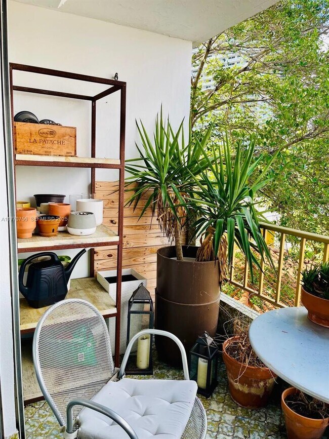 Building Photo - 1580 West Ave