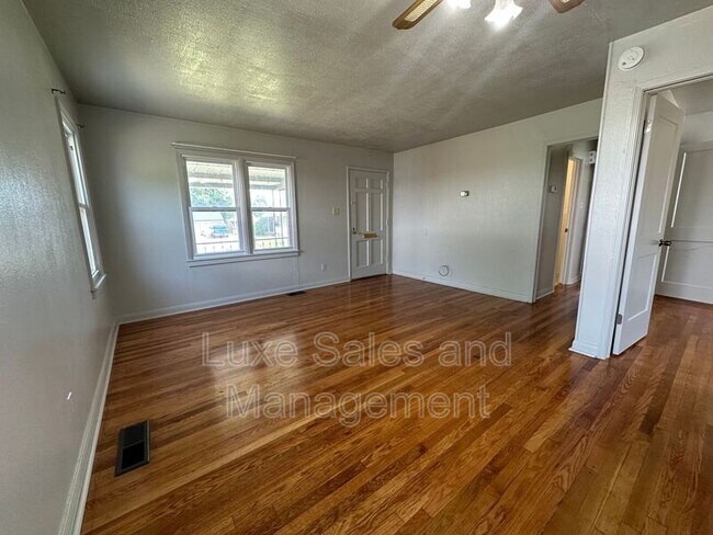 Building Photo - 206 E Myrtle Dr