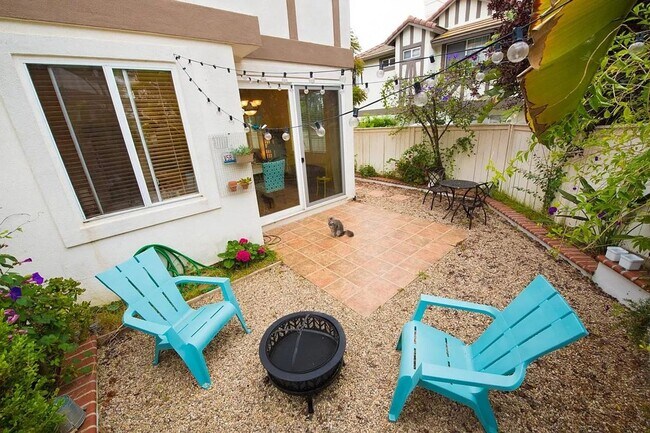 Building Photo - Encinitas Gem: Stunning 2 Bed 2.5 Bath Tow...