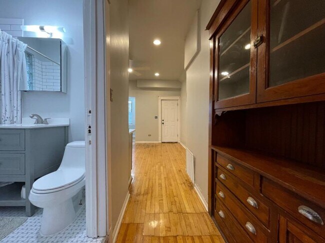 Building Photo - 2 bedroom in Chicago IL 60618