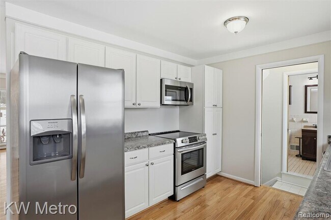 Building Photo - 1204 Montrose Ave