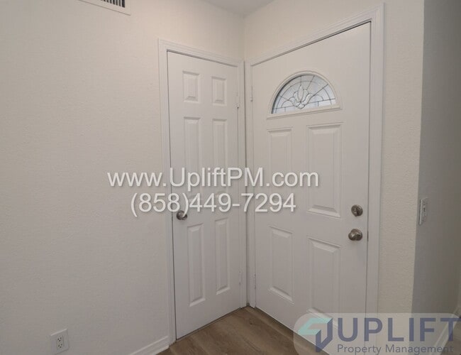 Building Photo - 4 Bedroom 2 Bath Home in the Heart of Mira Mesa.