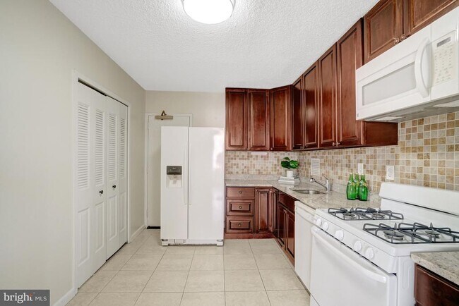 Building Photo - 3705 S George Mason Dr