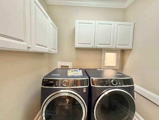 Building Photo - Newly Remodeled Ranch-Style 4BD, 3.5BA Ral...